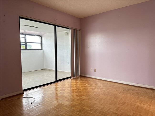 Building Photo - 6630 Racquet Club Dr