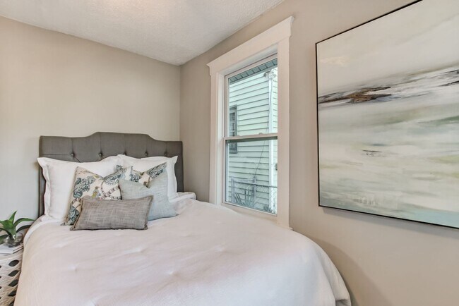 Building Photo - Charming historic home near downtown