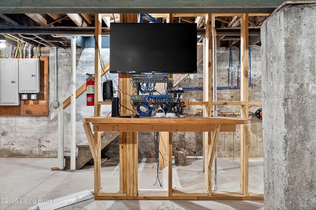 Building Photo - 1529 W Market St