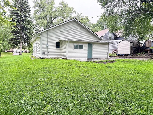 Building Photo - 518 W Maple Ave