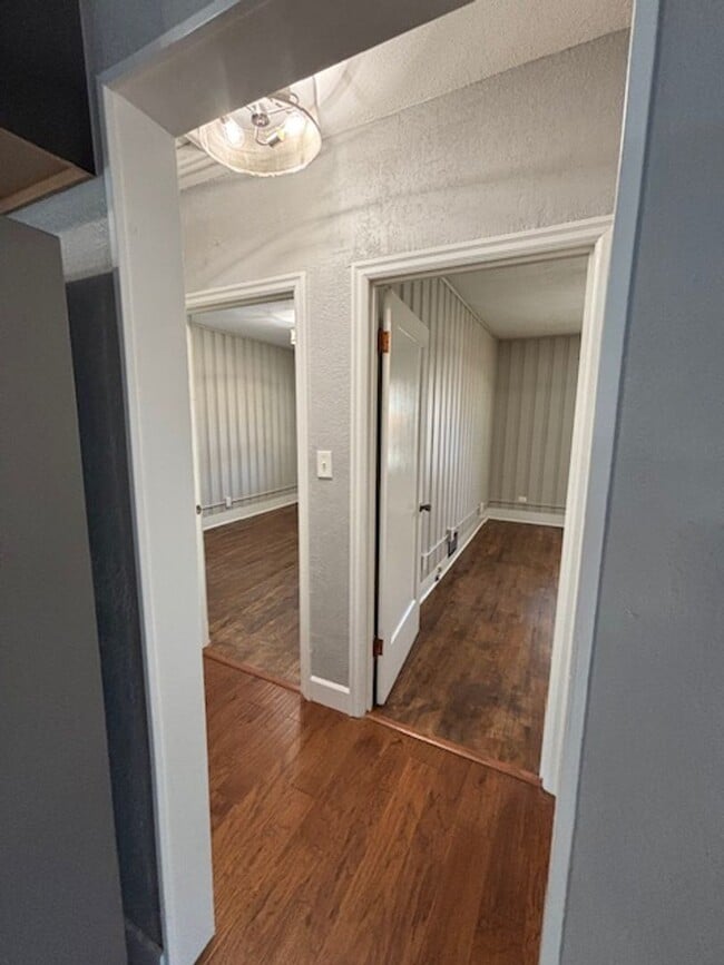 Building Photo - Adorable 4 Bedroom 2 Bathroom Single Famil...