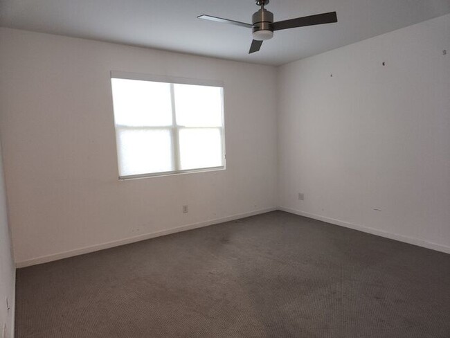 Building Photo - Mountain view single story home.