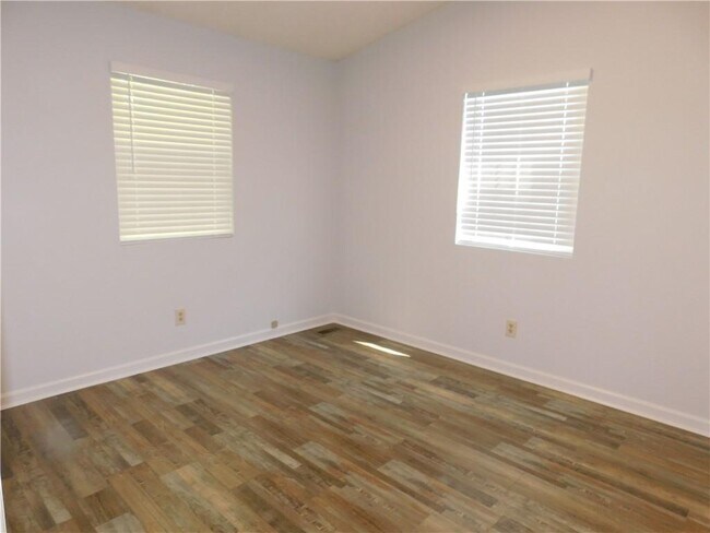 Building Photo - 137 Riverside Dr