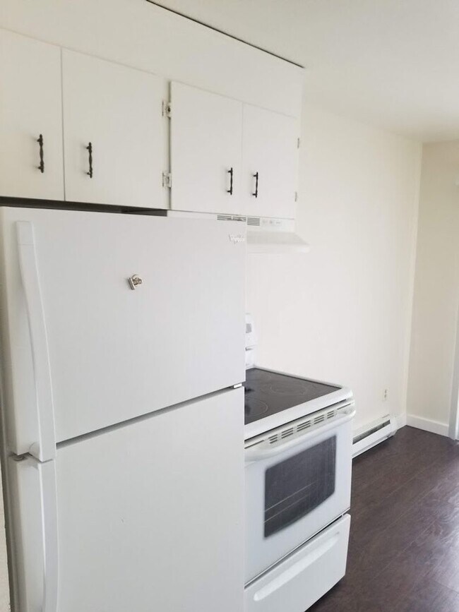 Building Photo - Newly Remodeled 1 Bedroom Apartment / Ground Floor Unit