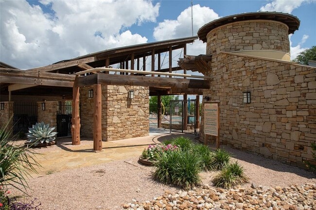 Building Photo - 6808 Cliff Rose Dr