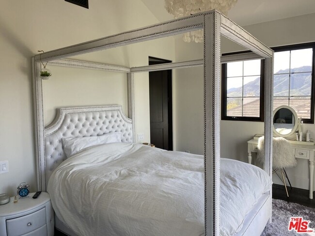 Building Photo - 5861 Ridgebrook Dr