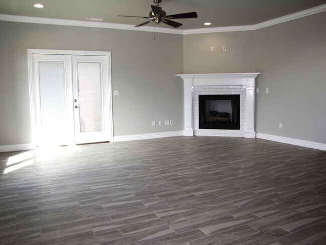 Building Photo - Upscale 4 Bed, 2.5 Bath Available in Fayetteville!