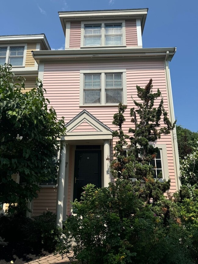 Building Photo - *NEW TO MARKET* - Marblehead Highlands Townhouse