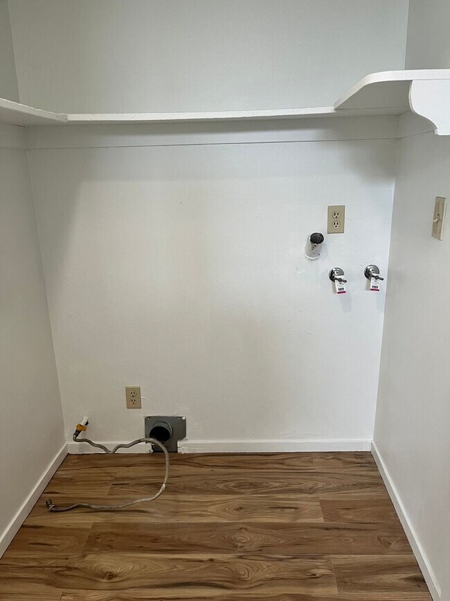 Building Photo - 2 bedroom, 1 bath condo with garage