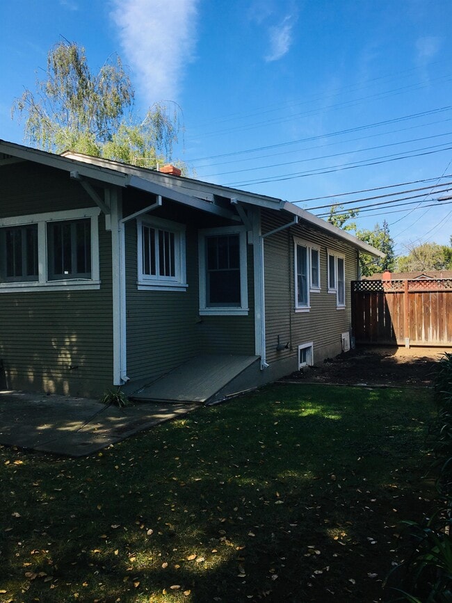 Building Photo - 1122 Channing Ave