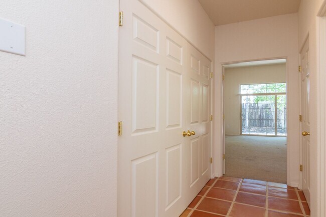 Building Photo - Single Level 3 Bedroom 2.5 Bath home in De...