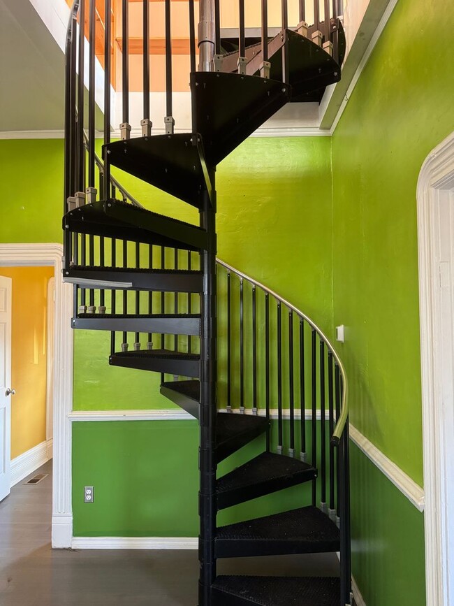 Building Photo - Adorable 1 BD + Loft and Office Bungalow in SE Richmond Neighborhood. ** Central Heat & AC! **
