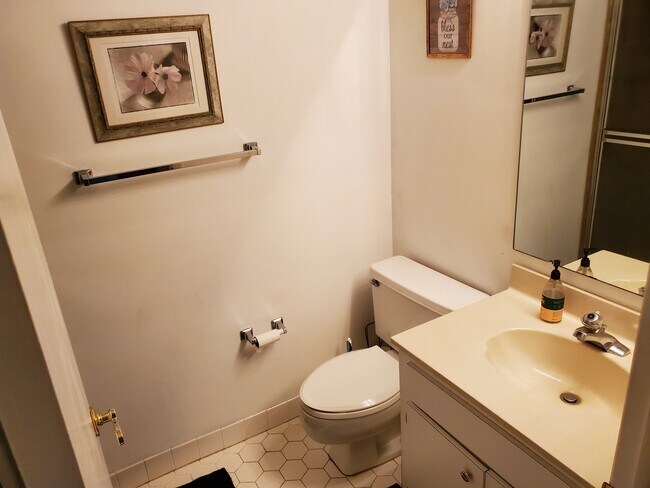 Building Photo - 2800 Cove Cay Dr