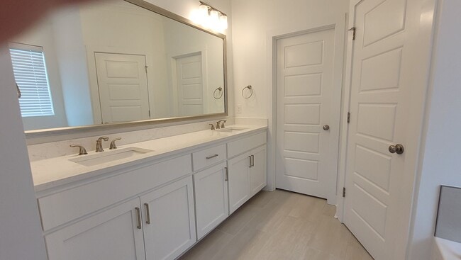 Building Photo - 9581 S Creek Dr