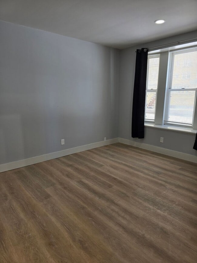 Building Photo - Renovated One Bedroom Condo Close to Fores...