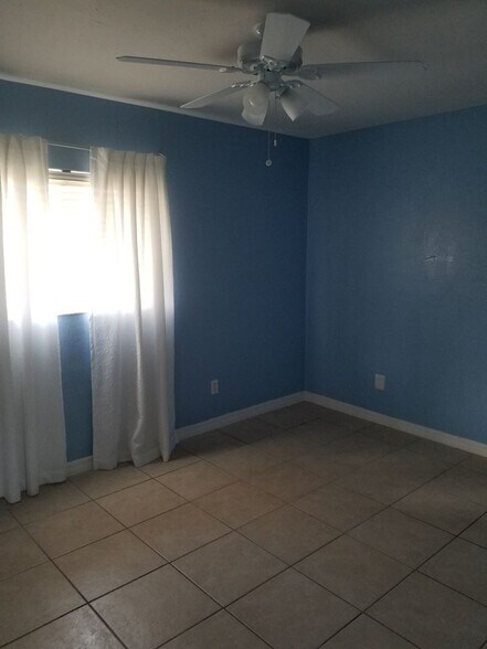 Building Photo - 3824 SW 14th Ave