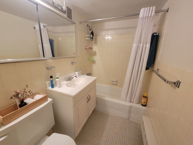 Building Photo - One Block from Dupont Circle!