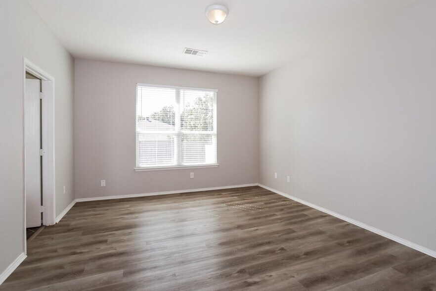 Building Photo - 2804 Hilcroft Ave