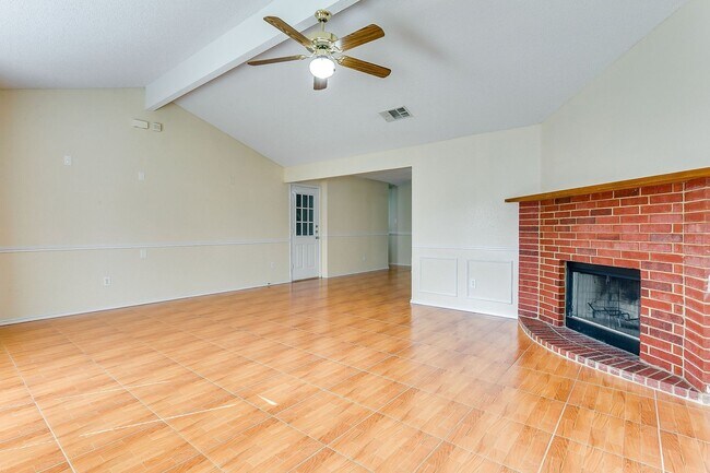 Building Photo - Excellent 3 Bedroom 2 Bath with many featu...