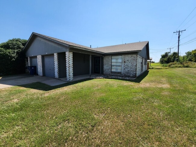 Building Photo - Cozy 2 Bedroom Duplex in Joshua