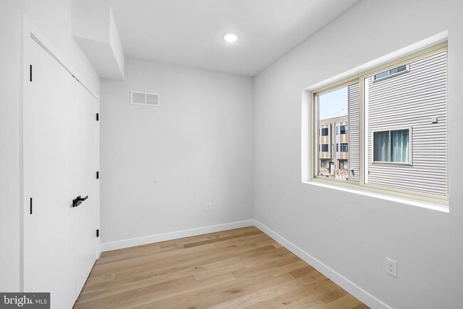 Building Photo - 2156 N Randolph St