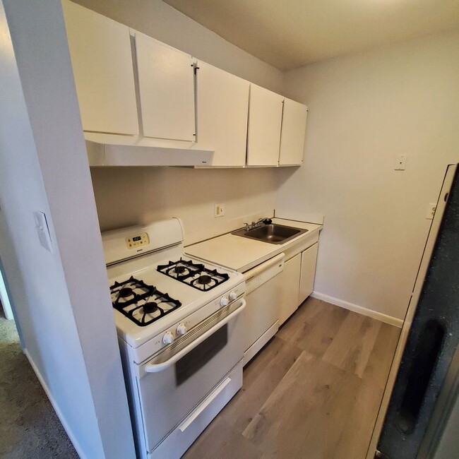 Building Photo - Two Bedroom Apartment Available At Barracks West
