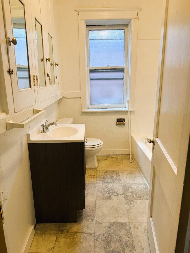 Building Photo - 2nd Floor Unit for Rent
