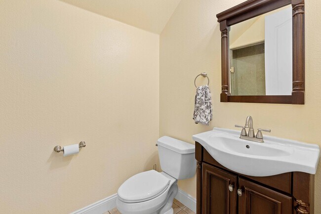Building Photo - Spacious 3 Bedroom, 3 Bathroom Home with P...