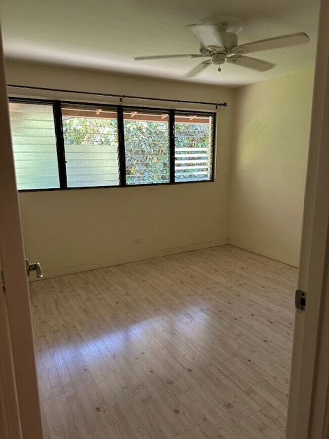 Building Photo - 49 W Lipoa St