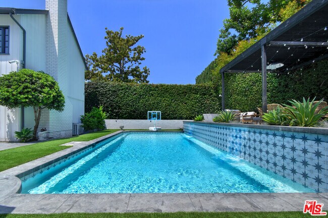 Building Photo - 5005 Los Feliz Blvd
