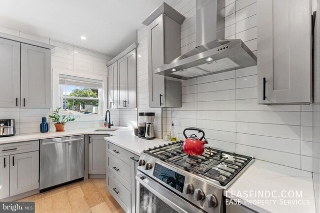 Building Photo - 121 15th St SE