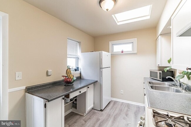 Building Photo - Spacious 3-Bedroom Home with Deck and Bonu...