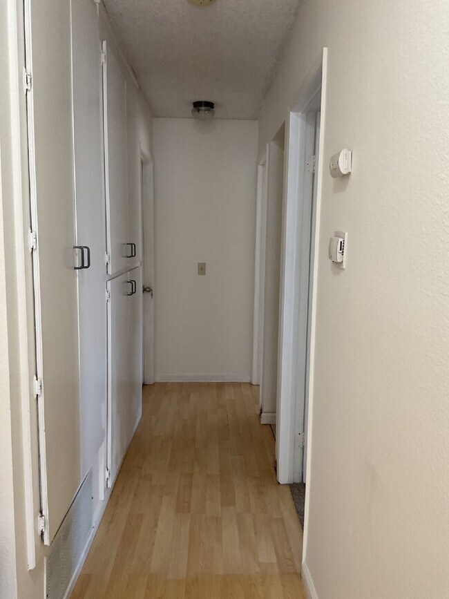 Building Photo - "Discover Coastal Living: Spacious 3-Bed, 2-Bath Townhouse