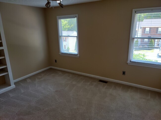 Building Photo - 1219 Camelot Ct NE
