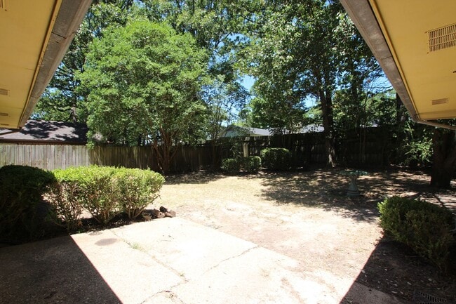 Building Photo - Beautiful 3 bedroom 2 bath home in the hea...