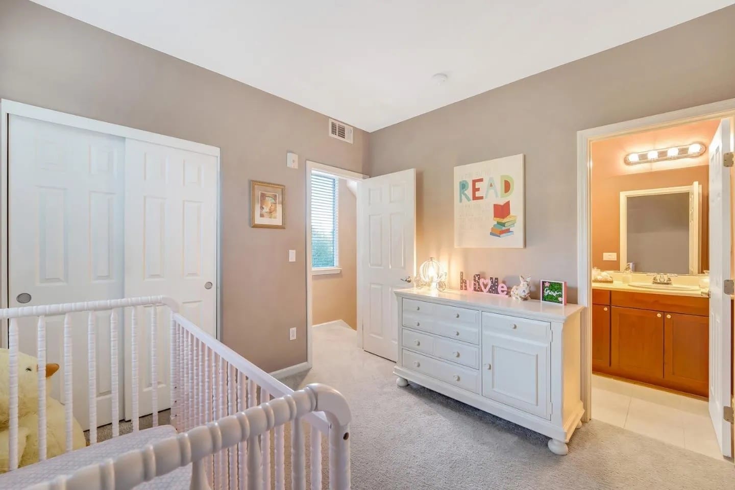 Upstairs bedroom with full bath - 837 Font Ter