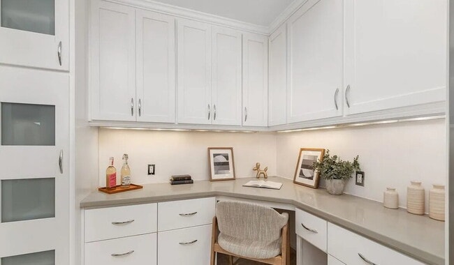 Building Photo - Spacious and  light-filled one-bedroom, on...