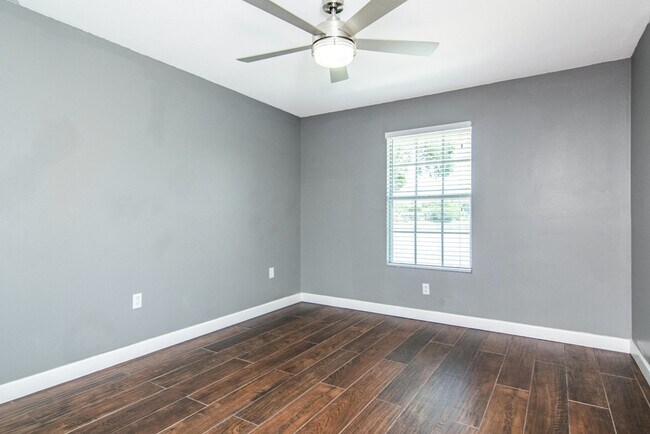 Building Photo - 214 Lake Parsons Grn