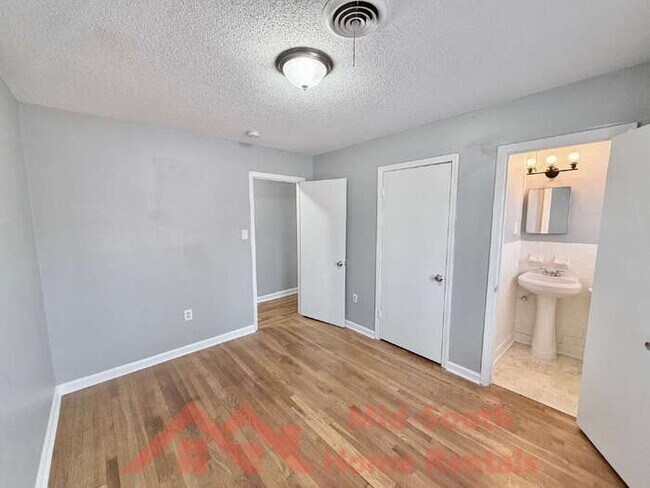 Building Photo - 2054 Benford St