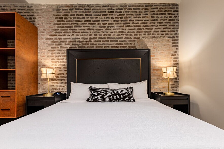 Building Photo - 1011 Canal St