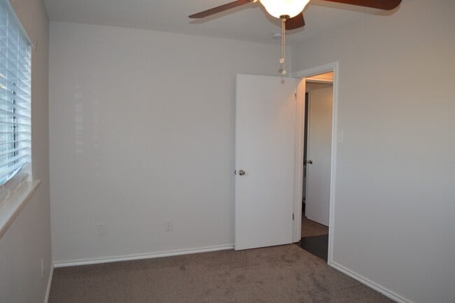 Building Photo - Newly remodeled 3 bed 2 bath