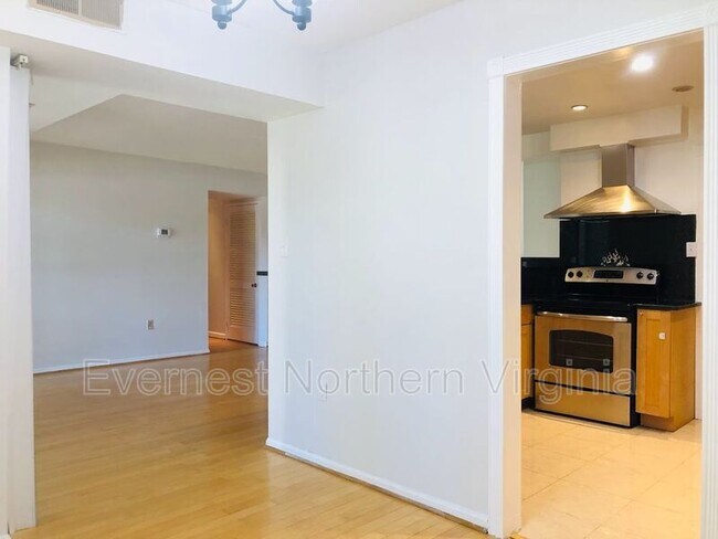 Building Photo - 9710 Kingsbridge Dr