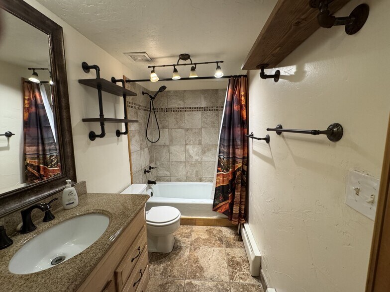 Building Photo - 1033 Straight Creek Dr