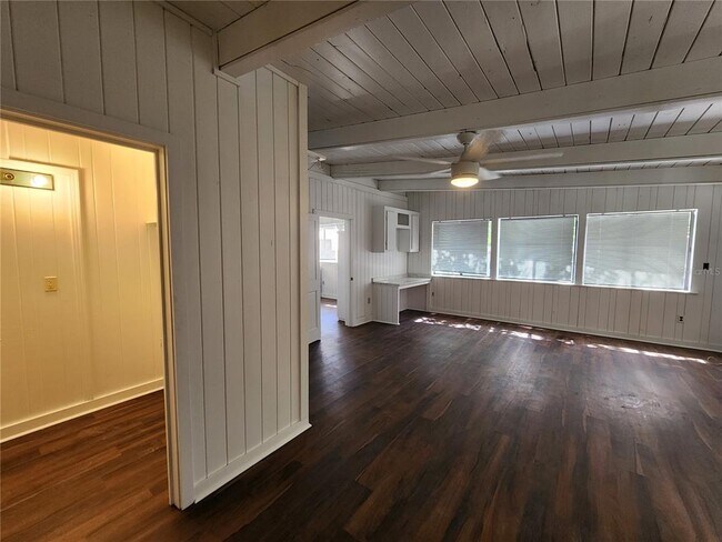 Building Photo - 120 SE 7th St