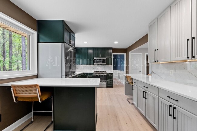 Building Photo - 5105 Pine Dr