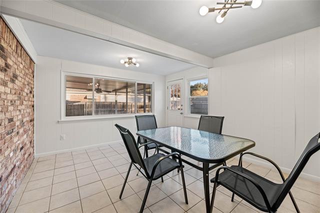 Building Photo - 9936 Lakemere Dr