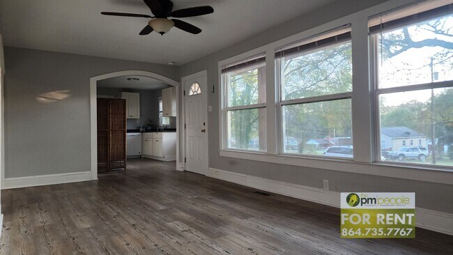 Building Photo - Remodeled 3/2 ready for new tenants.