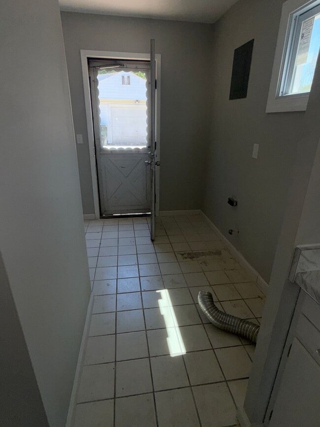 Building Photo - 3 BDRM HOUS FOR RENT