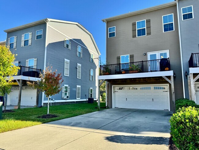 Building Photo - Available 07-08-26! Townhouse w/Garage - Pet Friendly - All Appliances Convey!