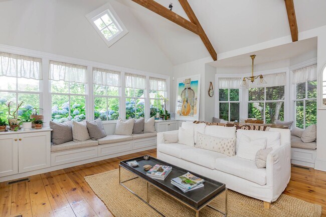 Building Photo - 135 Meeting House Ln